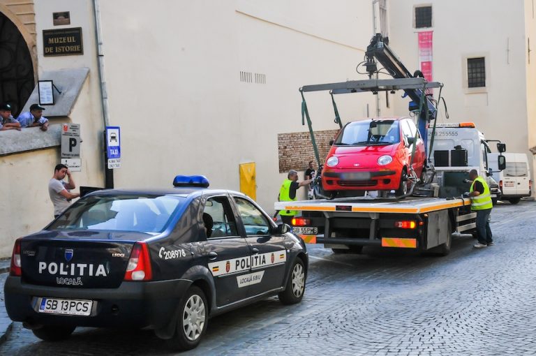 Mașinile parcate ilegal în Sibiu, în pericol: Cu banii încasați din ridicări în primele șase luni, Poliția Locală și-a cumpărat o automacara nouă