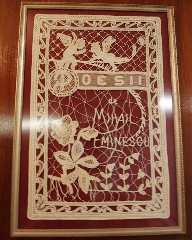 Coperta unui volum al poetului Mihai Eminescu, croșetată în tehnica lasetei românești