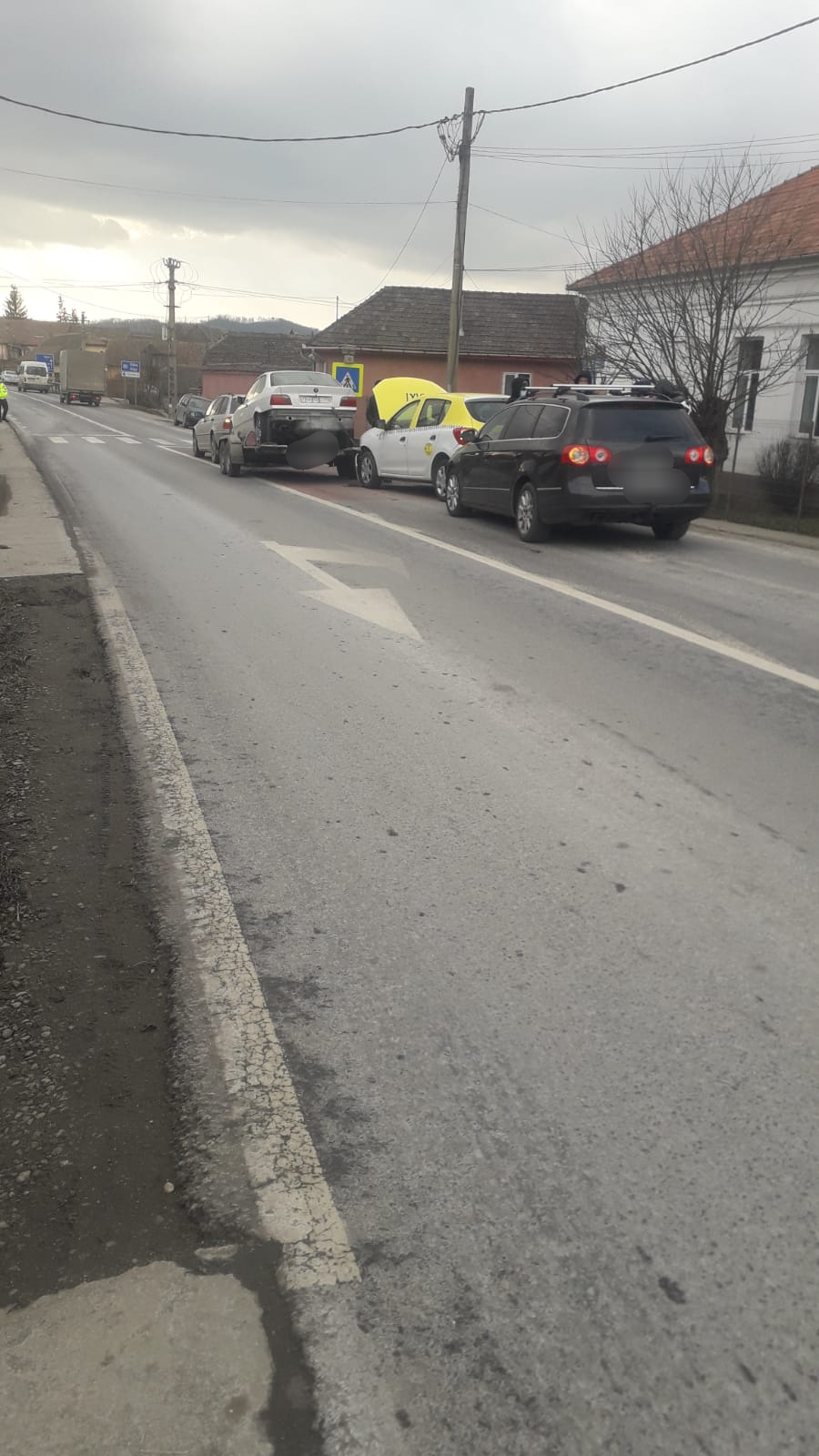 FOTO: 3 autoturisme implicate într-un accident rutier în Copșa Mică