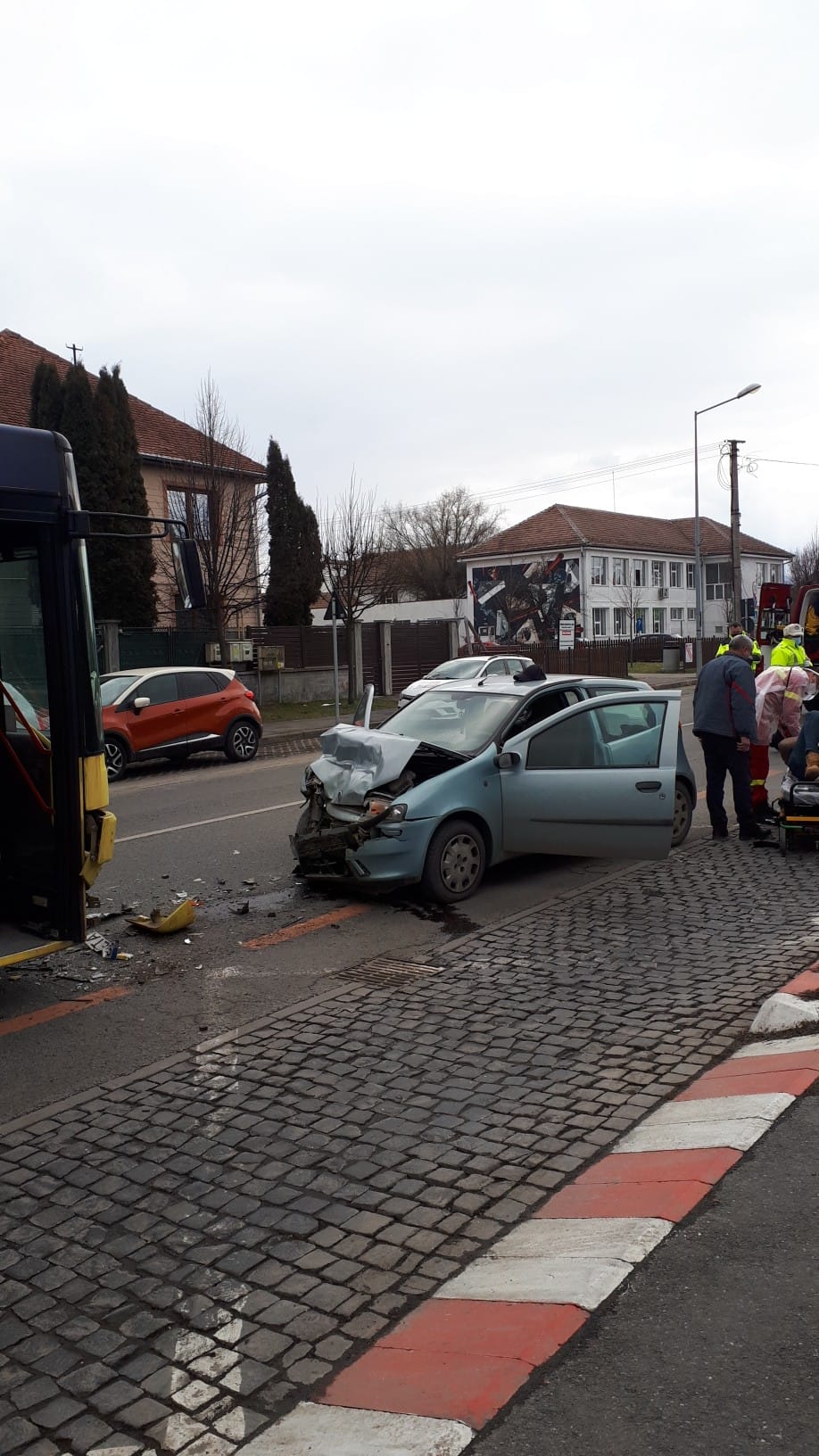 FOTO: Sibian rănit după ce s-a izbit cu mașina de un autobuz