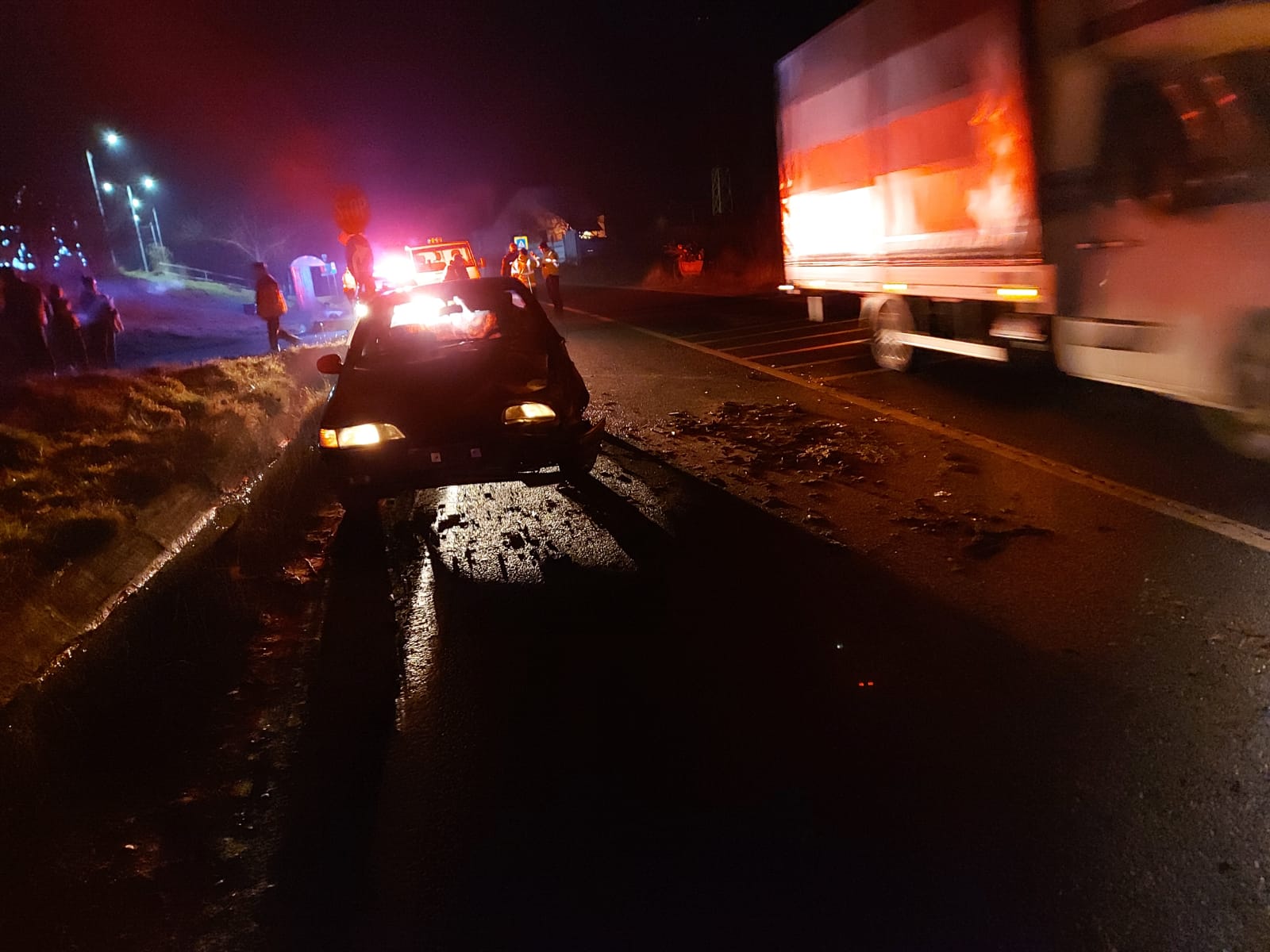 FOTO: Căruță lovită de o mașină pe DN 14. O femeie însărcinată a fost rănită