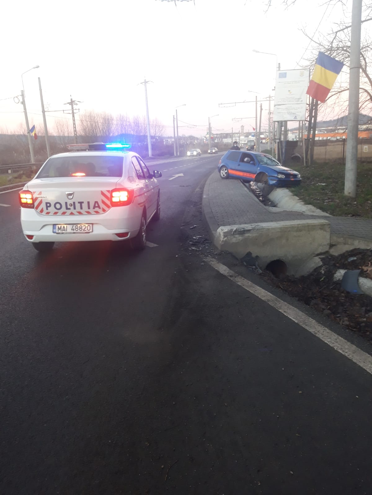 FOTO: Băut la volan, un medieșean a intrat într-un cap de pod