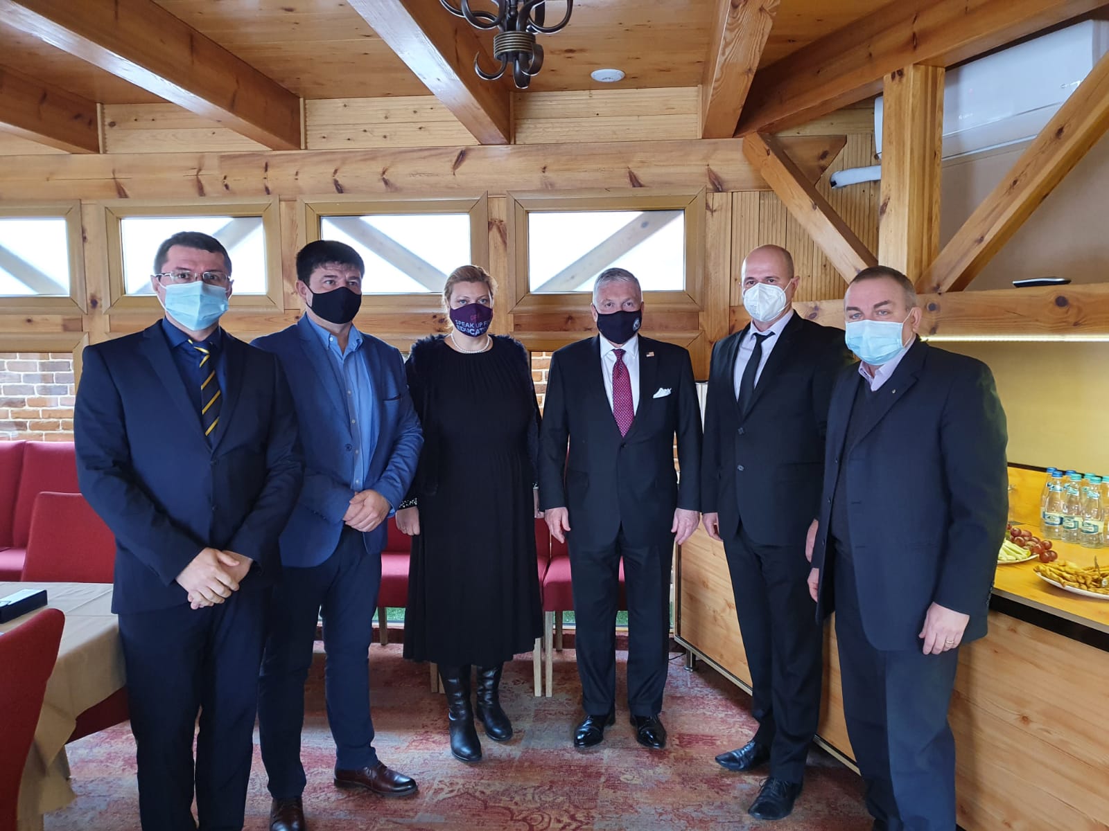 Antreprenorii sibieni au discutat despre dezvoltarea afacerilor cu Adrian Zuckerman, ambasadorul SUA în România