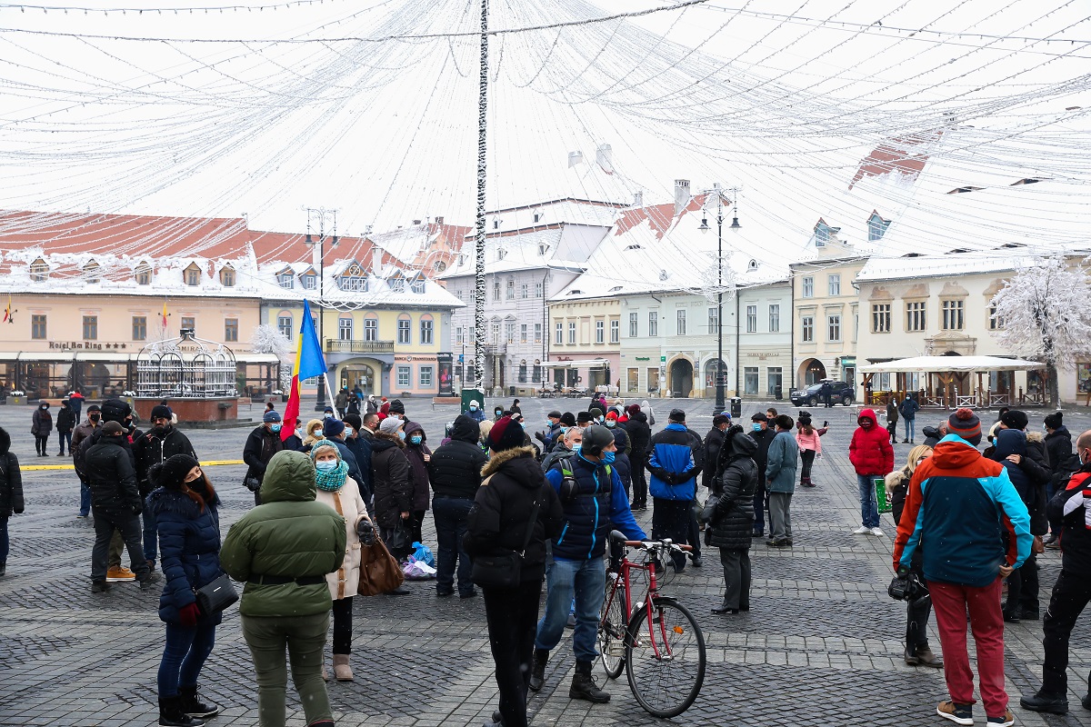 FOTO | Circa 400 de participanți, în Piața Mare, la protestul privind mărirea taxei de salubritate: „De ce trebuie să plătești ceva ce nu consumi?”