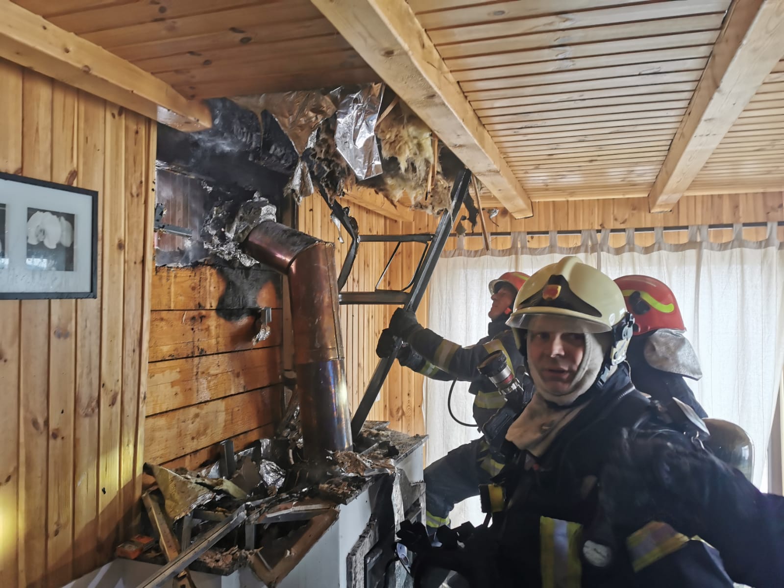 FOTO: Incendiu în Cașolț. Coșul de fum al unui șemineiu, cuprins de flăcări