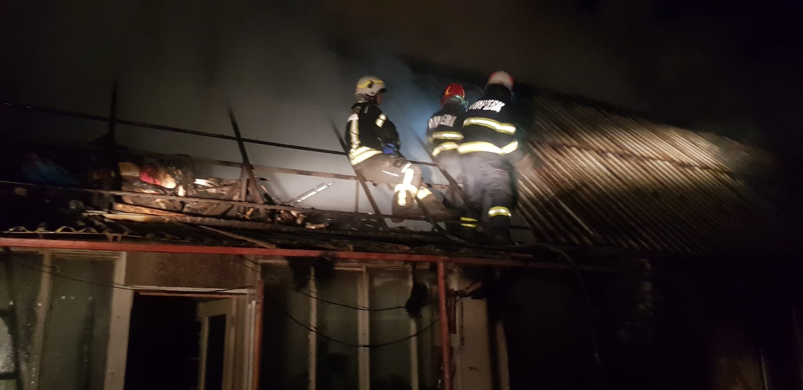 FOTO: Acoperișul unei case și o anexă din Sibiu, cuprinse de flăcări