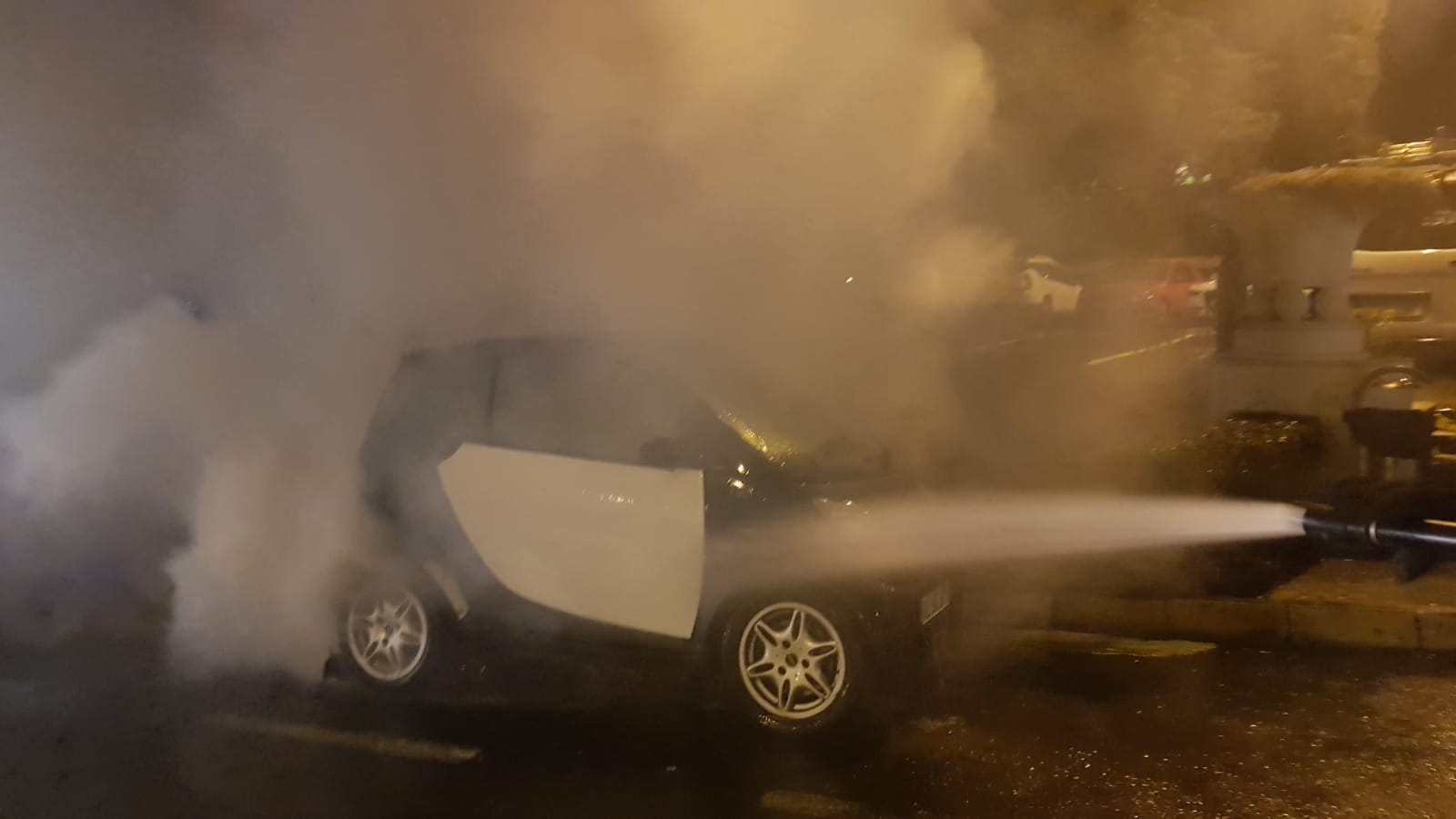 FOTO: Un autoturism a luat foc, în Sibiu