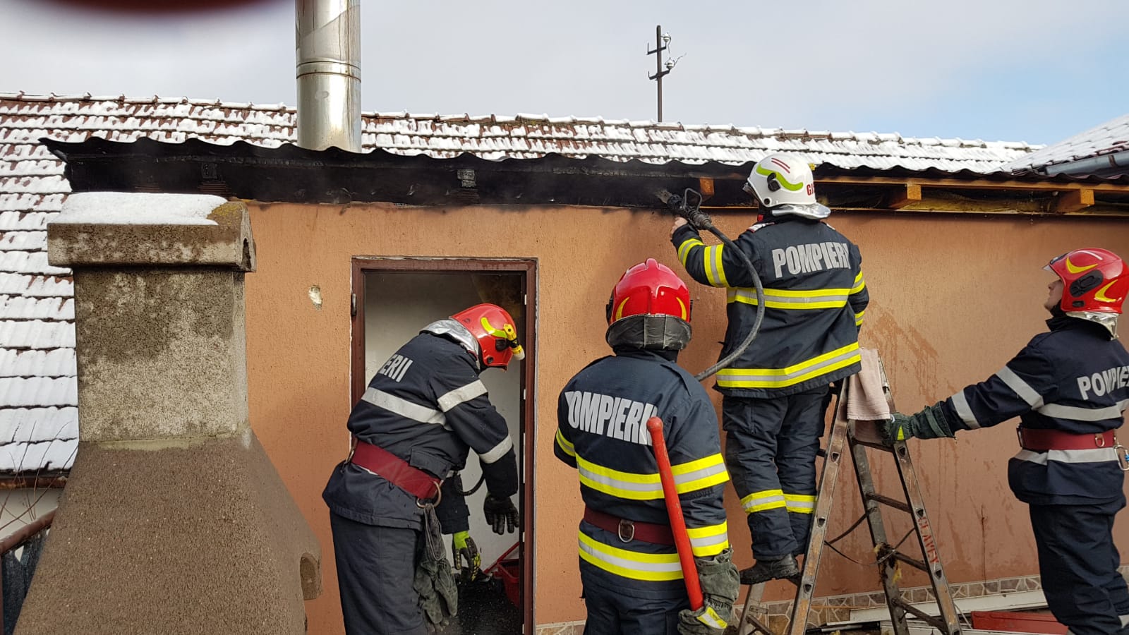 FOTO: Magazie cuprinsă de flăcări, în Sibiu