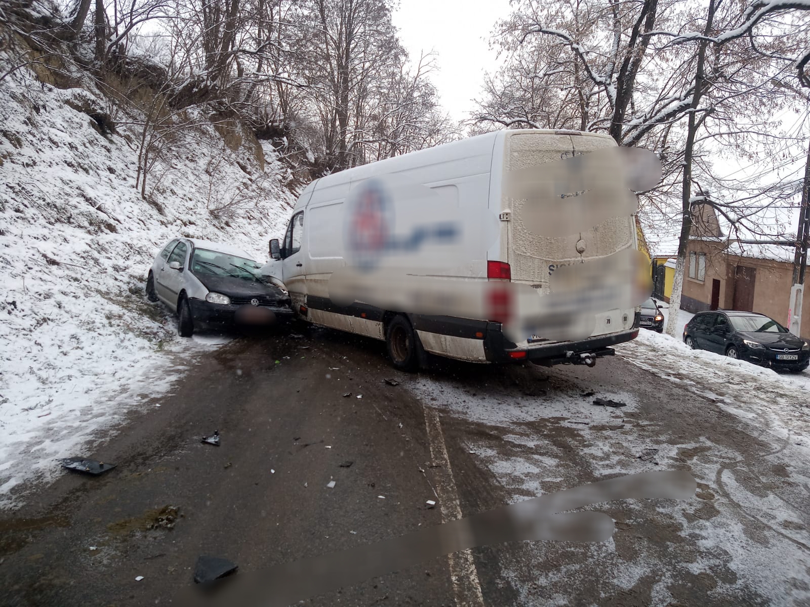 Accident în Laslea, între un microbuz și o mașină. Două persoane, la spital