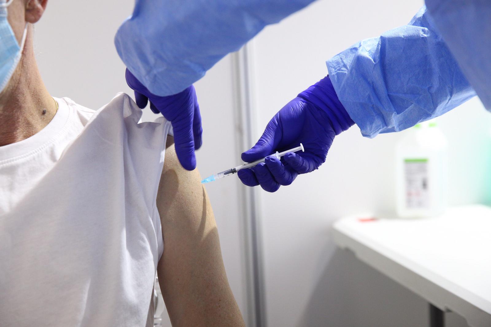 Persoanele cu obezitate sau hipertensiune au un răspuns imun mai slab în urma vaccinului anti COVID-19