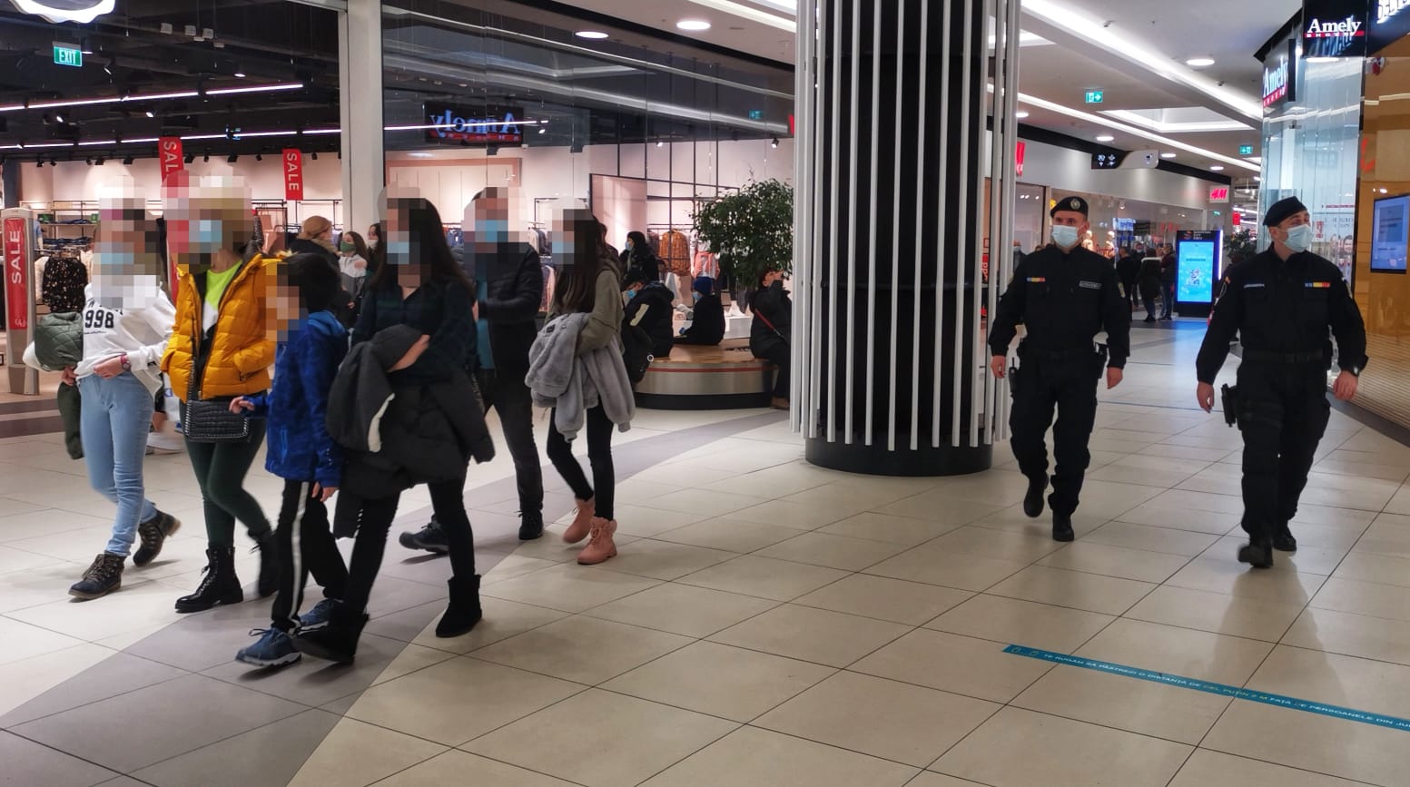 Controale ale jandarmilor la mall-ul din Șelimbăr și centrul Sibiului