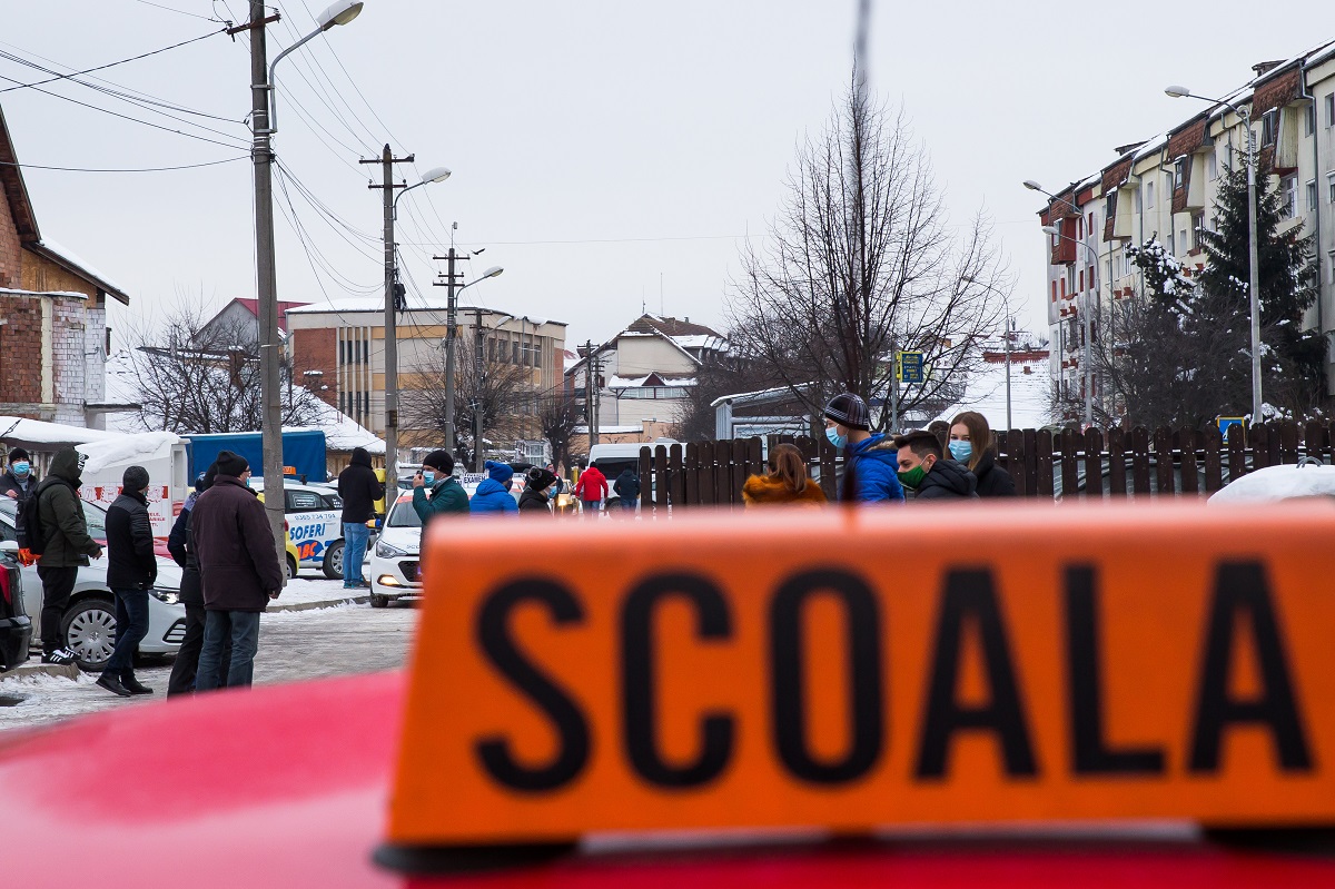 Iarna nu-i ca vara în „sala” de așteptare pentru examenul auto