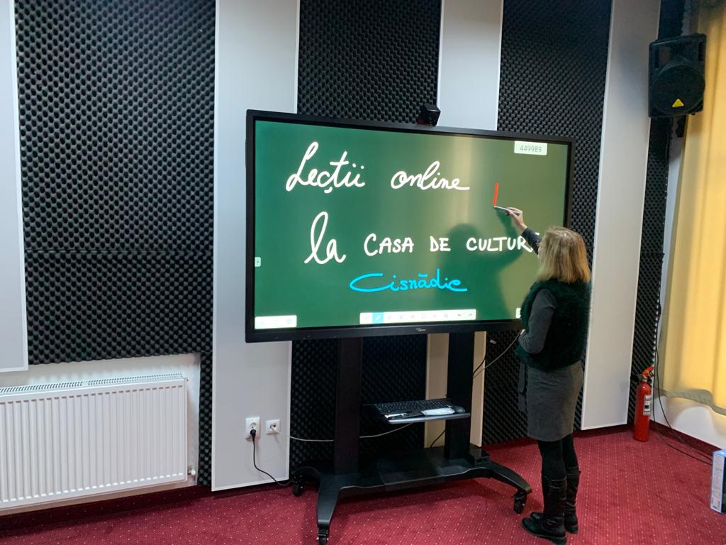 Școala online: sală de cursuri, pusă la dispoziția profesorilor, la Casa de Cultură Cisnădie