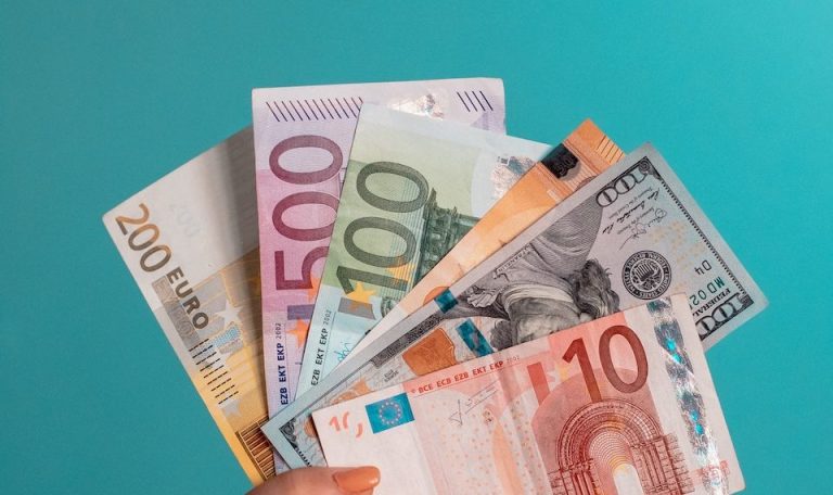 Sibian revenit din Germania, cercetat după ce a fost prins cu o banconotă falsă de 50 de euro