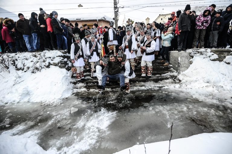 Întâlnirea cetelor de juni de la Săliște și Udatul Ionilor din Tălmăcel se văd online