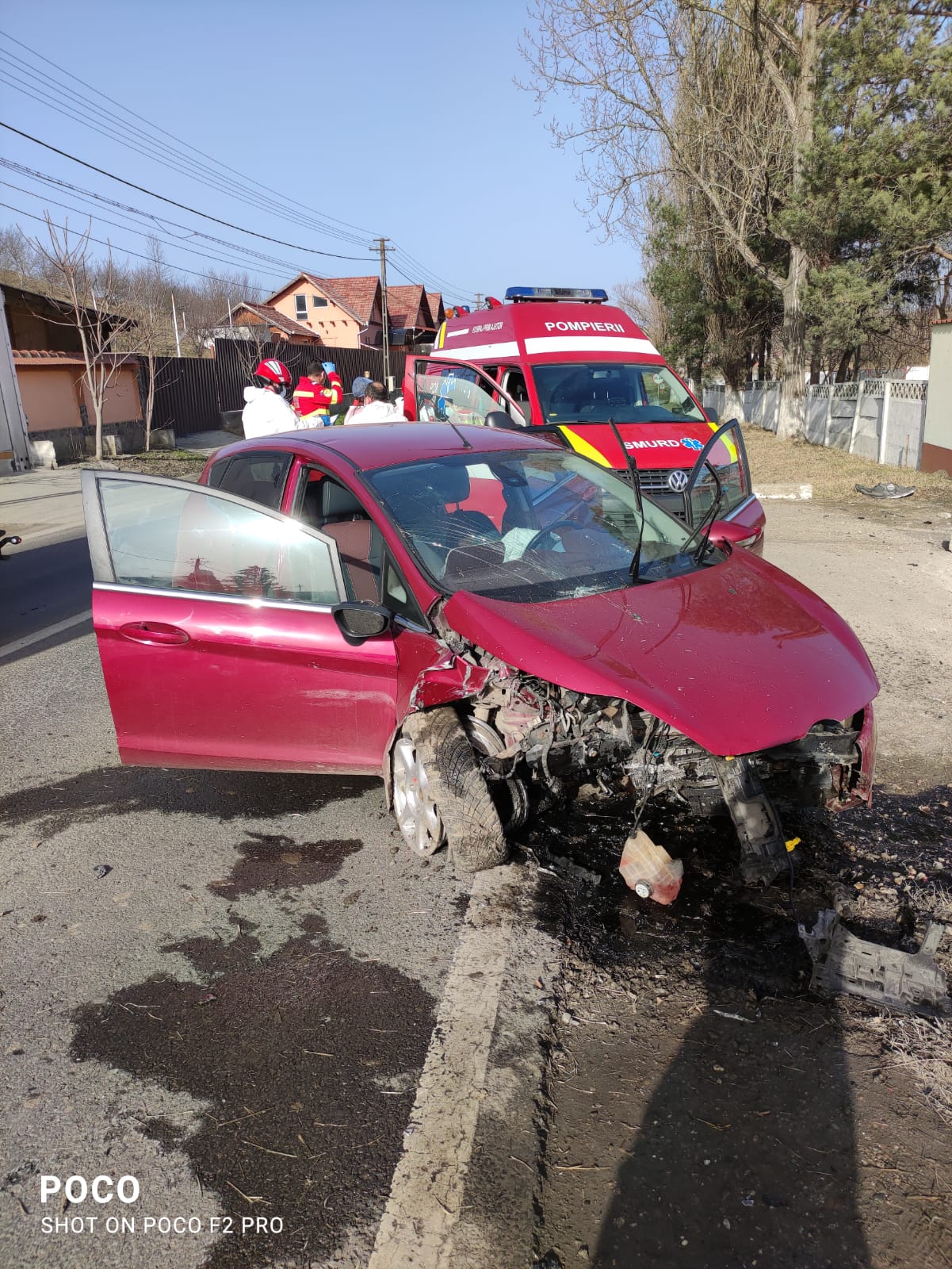 FOTO: Tată și fiică, la spital, după ce mașina în care se aflau a lovit un cap de pod