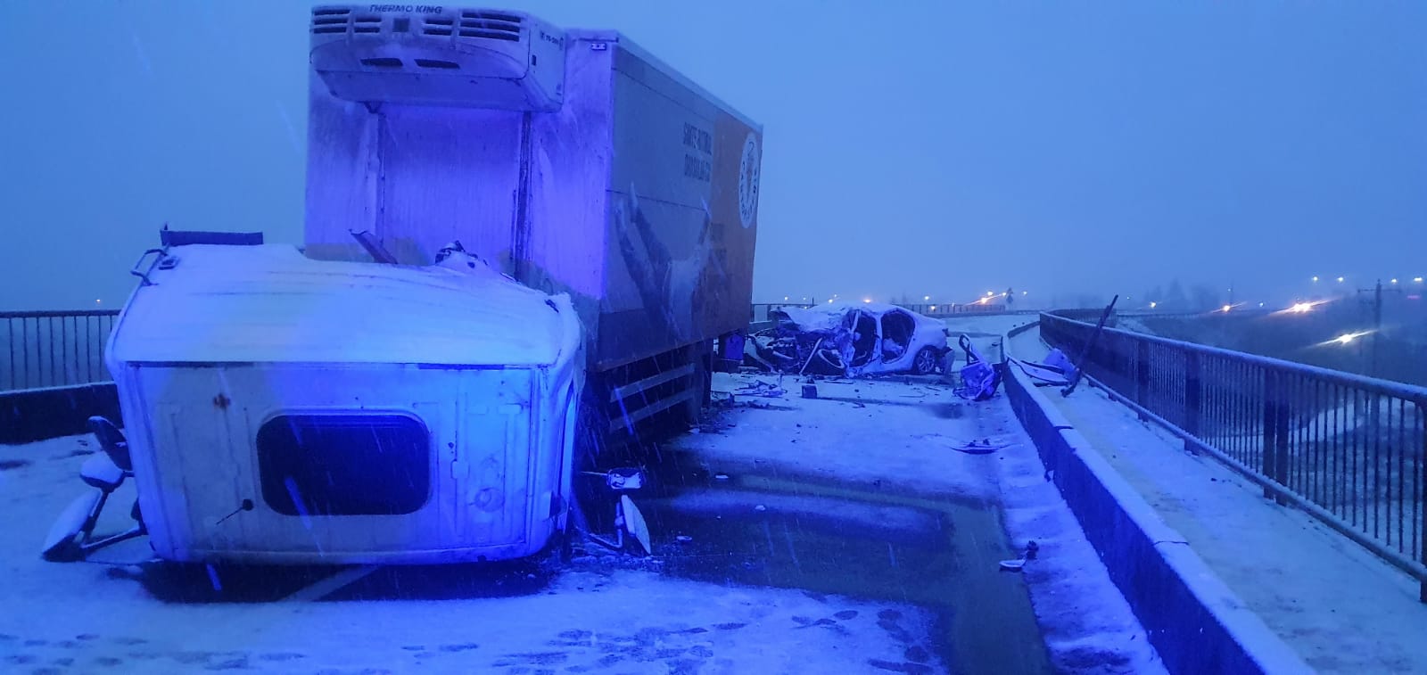 FOTO/VIDEO: Accident grav pe un pod, pe Drumul Național 1. Un șofer a avut nevoie de descarcerare