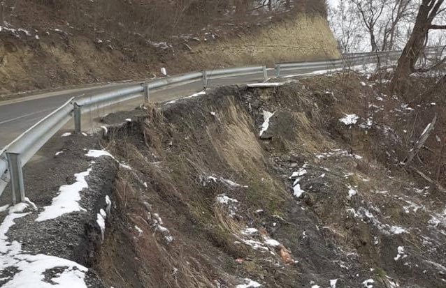 Două drumuri județene din Sibiu, distruse de ploi, vor fi reparate cu bani de la guvern