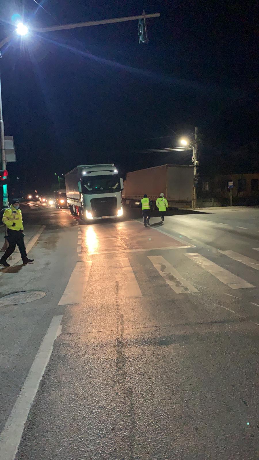 FOTO: Femeie lovită de un camion pe trecerea de pietoni