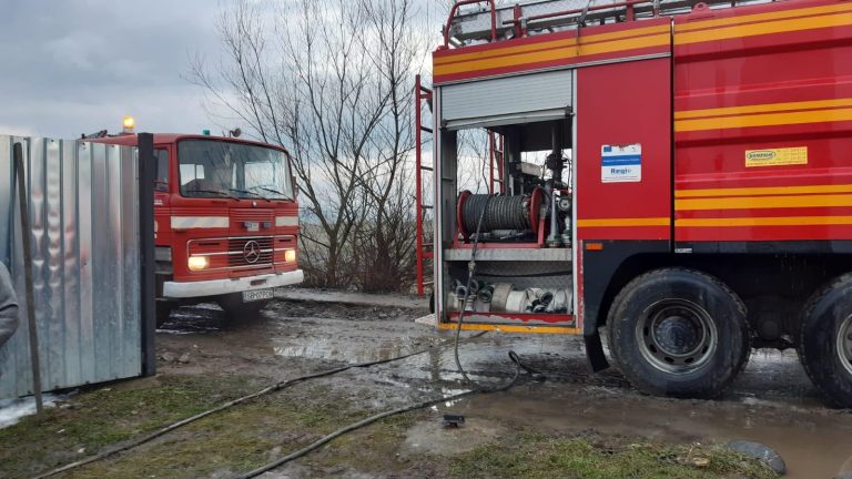 Acoperişul unei case din Săcel, cuprins de flăcări