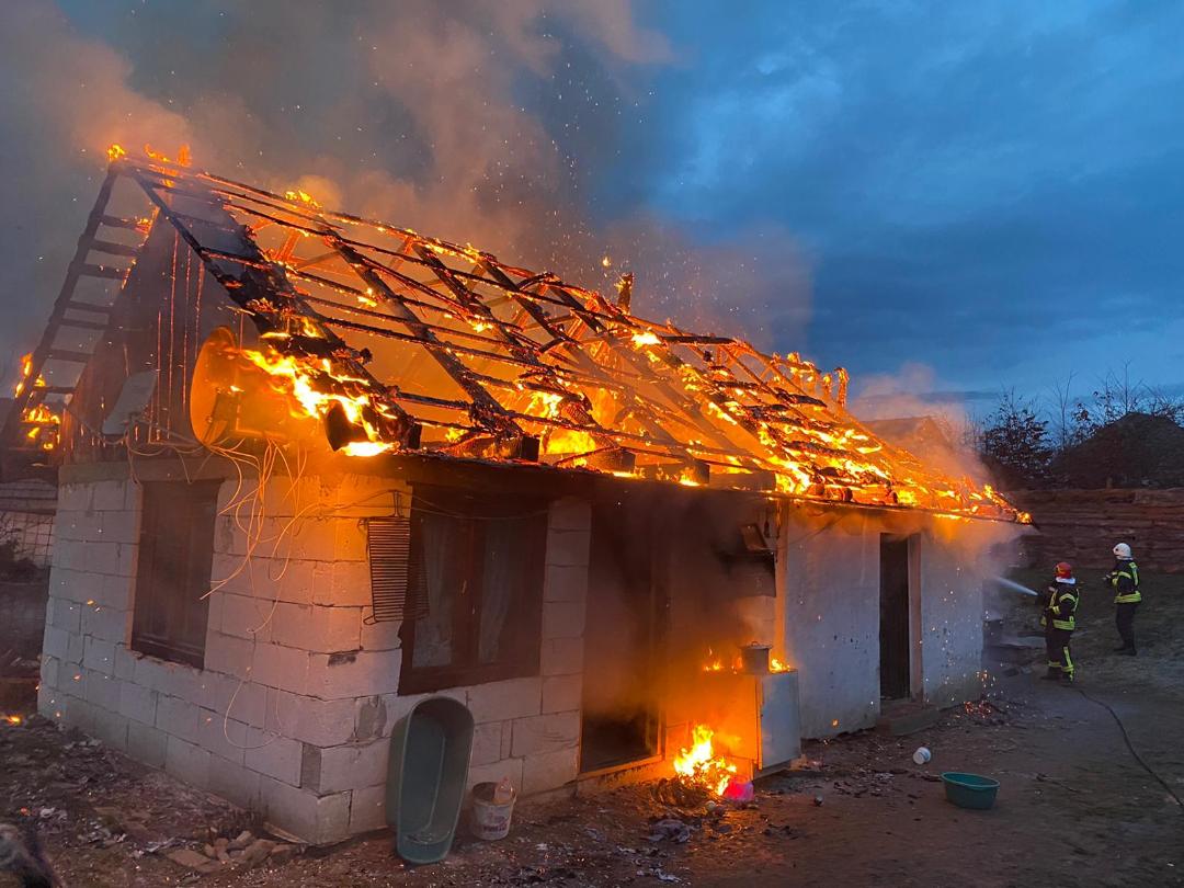 FOTO: Incendiu violent în Avrig din cauza unui coș de fum