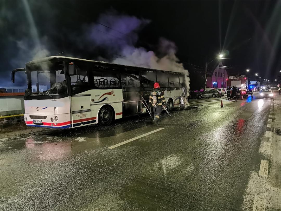 FOTO/VIDEO Autobuz cu 30 de muncitori, distrus de un incendiu