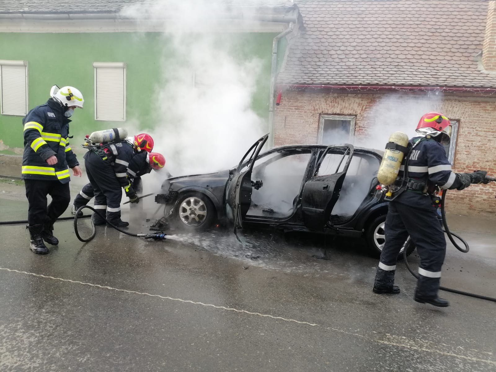 FOTO/VIDEO: Un autoturism s-a făcut scrum în urma unui incendiu