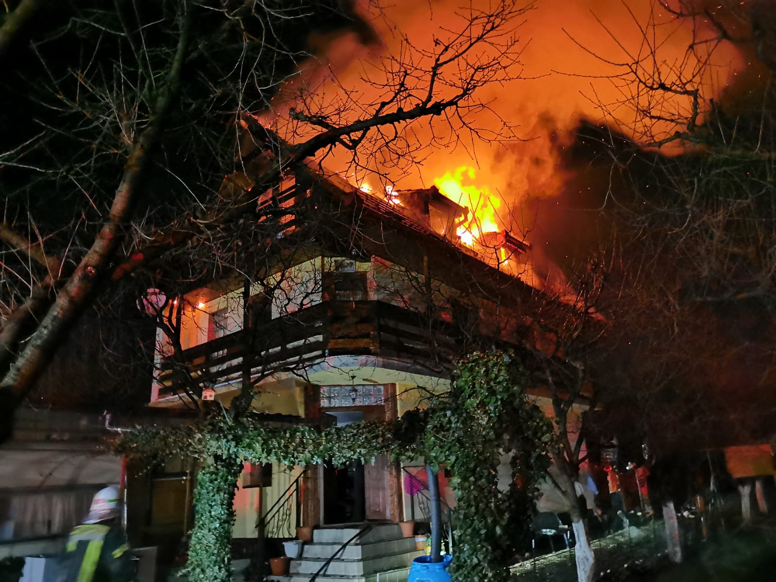 FOTO: Acoperișul unei case din Sibiu, cuprins de flăcări