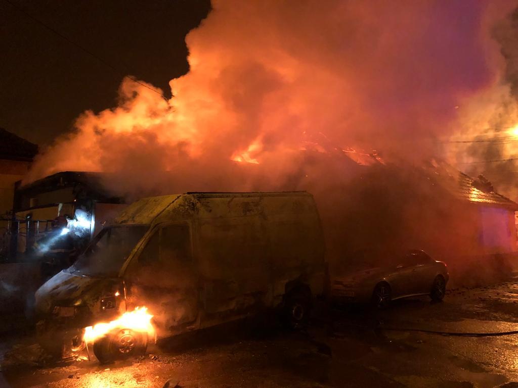 FOTO: O mână criminală a dat foc unui microbuz și unui depozit de fructe