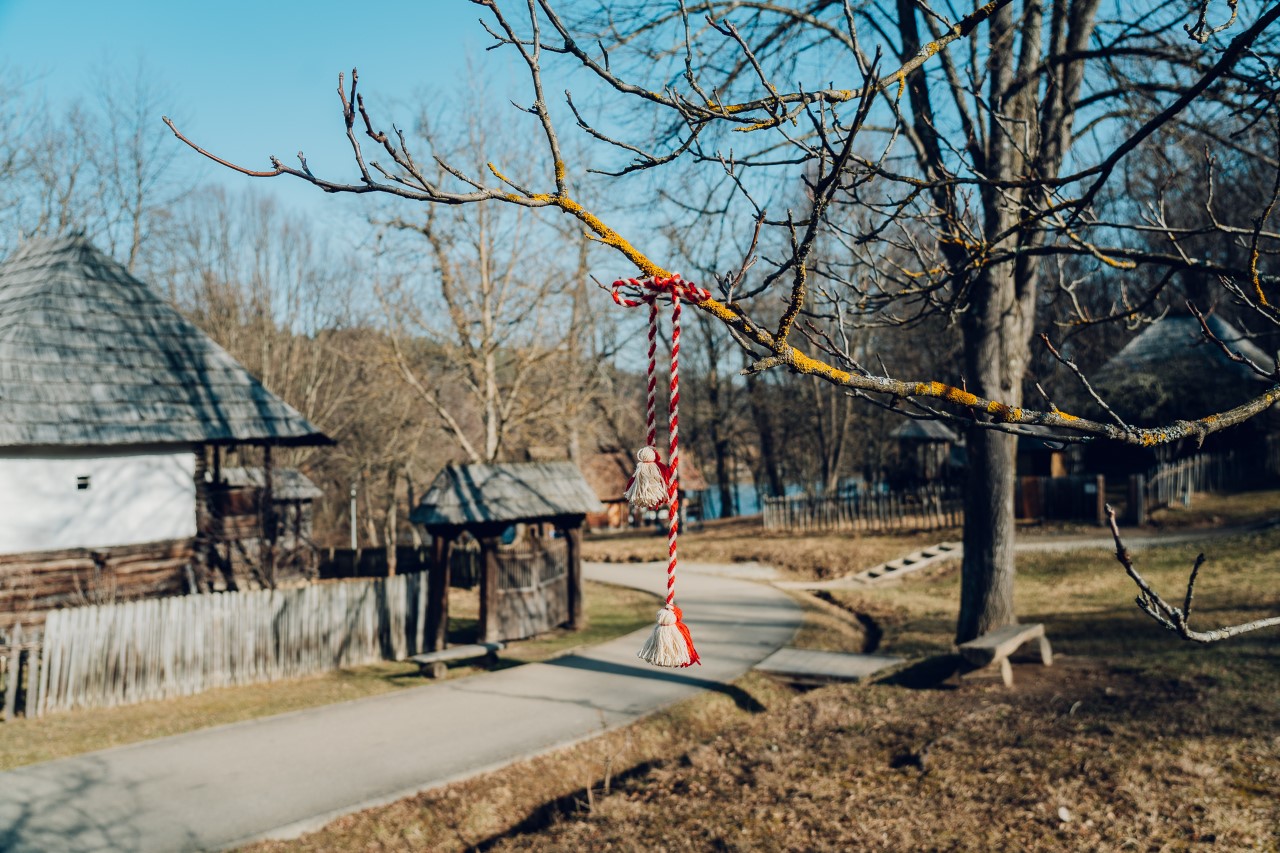 FOTO: Sibienii, invitați să împodobească un pom cu mărțișoare în Muzeul Astra