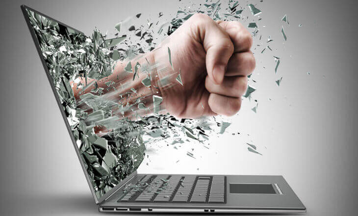 Cercetat penal pentru că și-a amenințat soția prin intermediul rețelelor de socializare