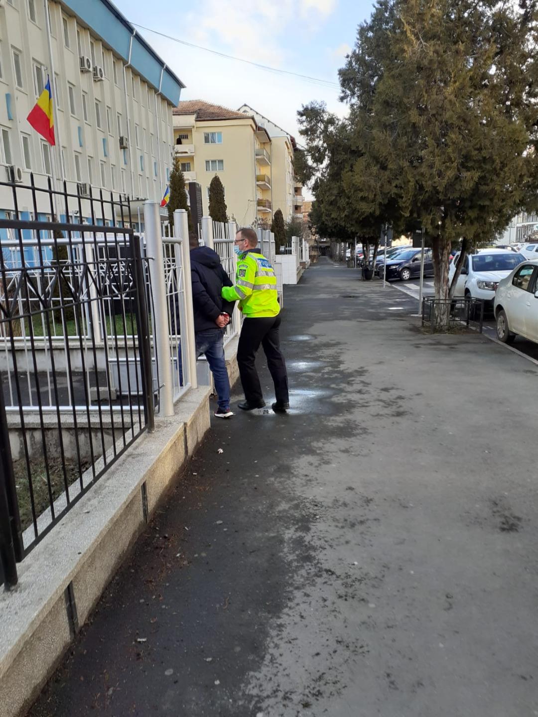 FOTO: Fără permis, a provocat un accident cu 3 autoturisme. Înainte a fost prins la volan și în Șelimbăr