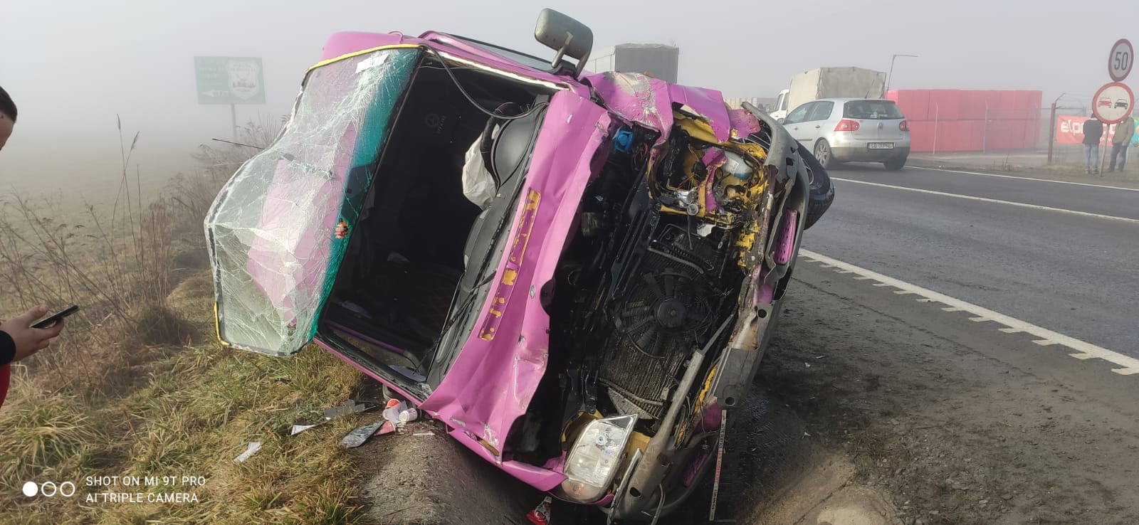 Accident pe DN1, în Avrig, cu trei mașini implicate. O femeie însărcinată, printre răniți