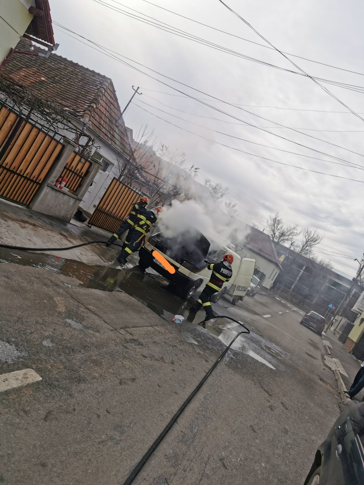 Un microbuz de pe strada Prejbei, în flăcări