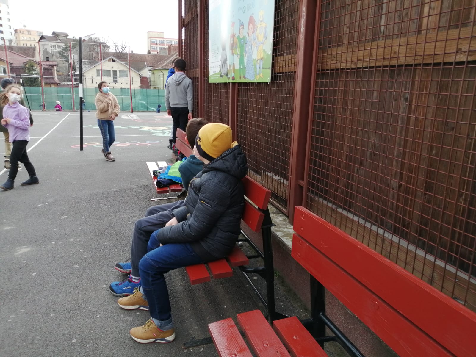 Elevii sibieni au revenit la școală fericiți: „E mai bine aici decât acasă!”