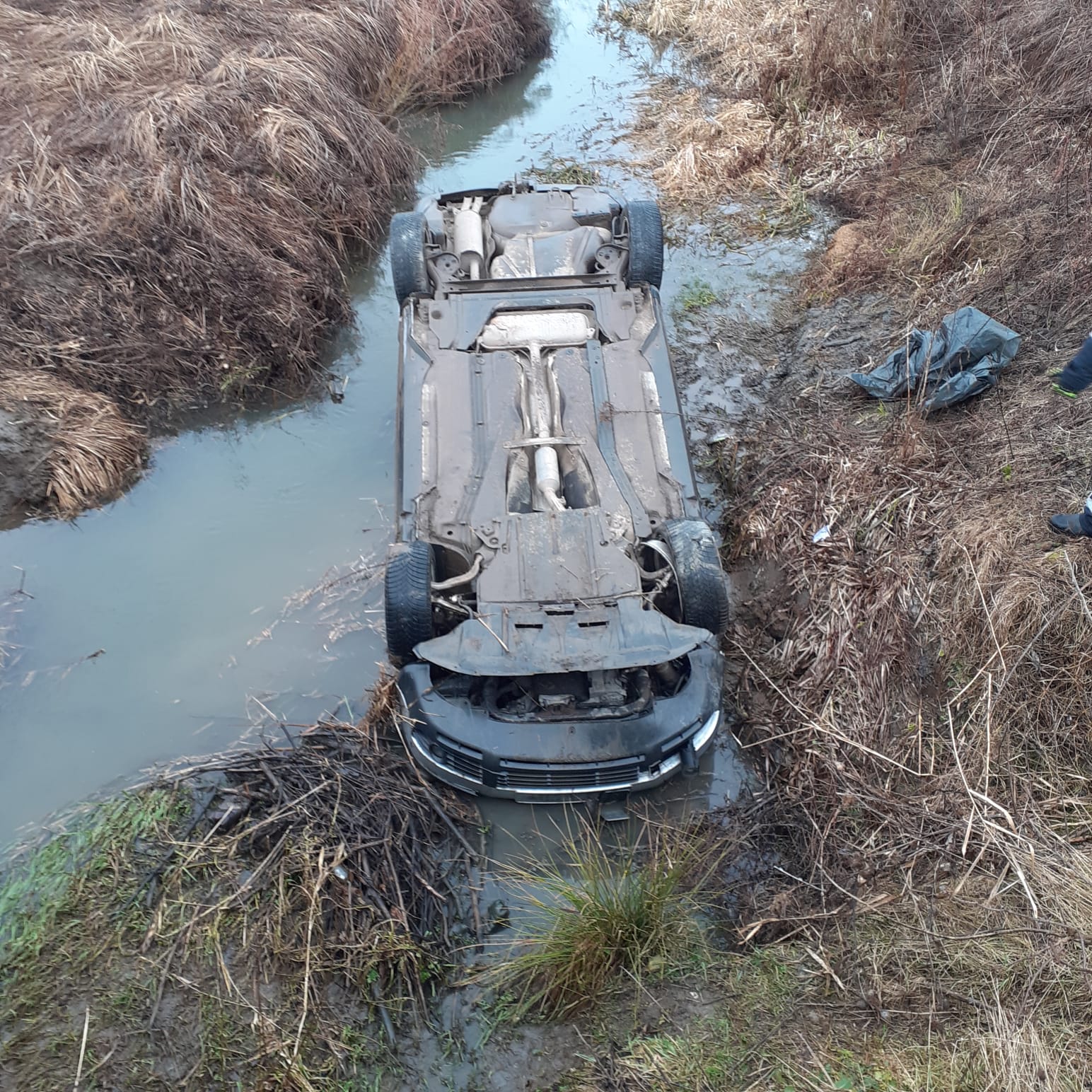 Trei victime, printre care și un copil, la spital, după ce au căzut cu mașina în râu