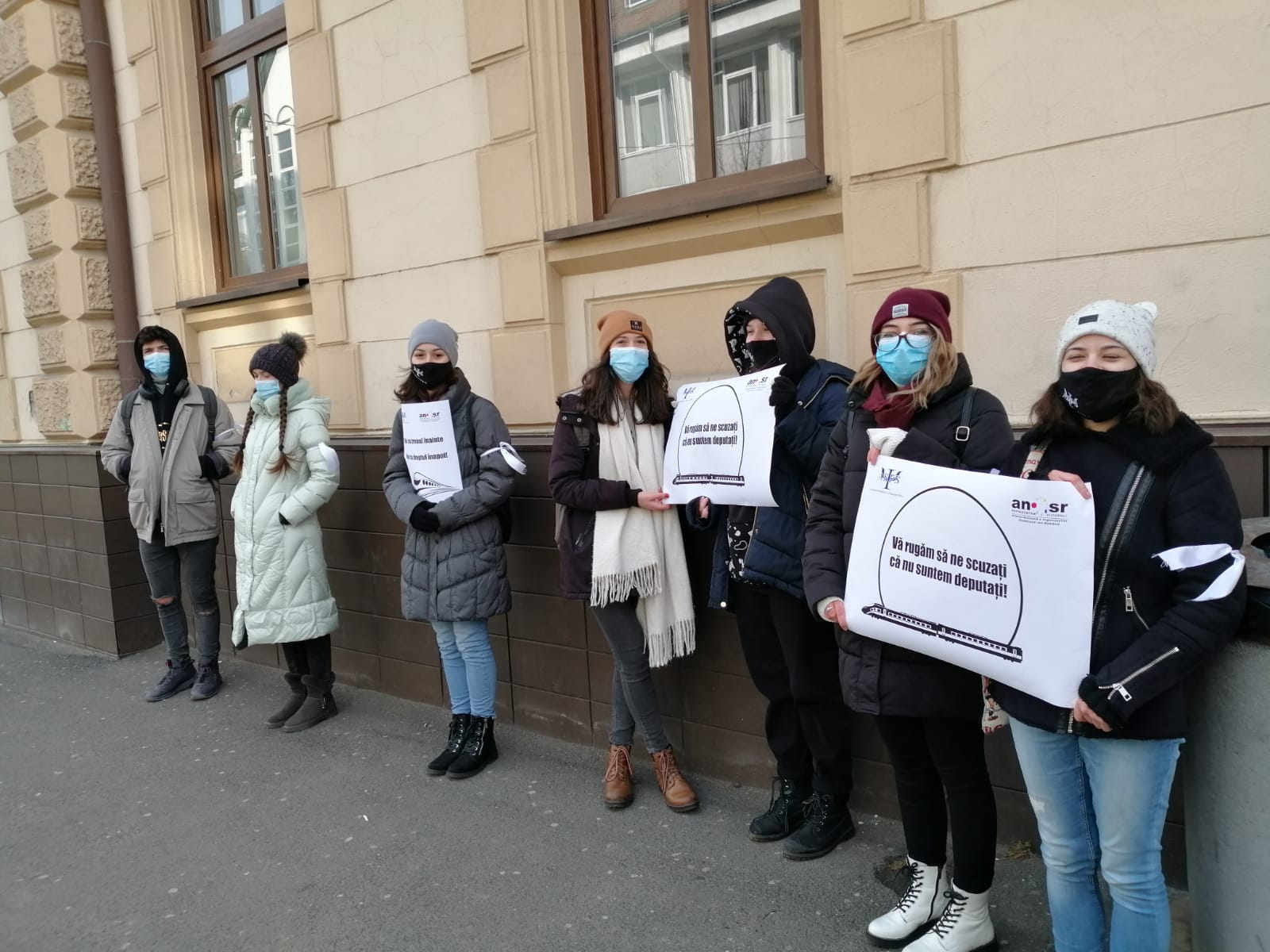 Studenții sibieni au ieșit în stradă: „Am ieșit să comemorăm pierderea drepturilor noastre!”