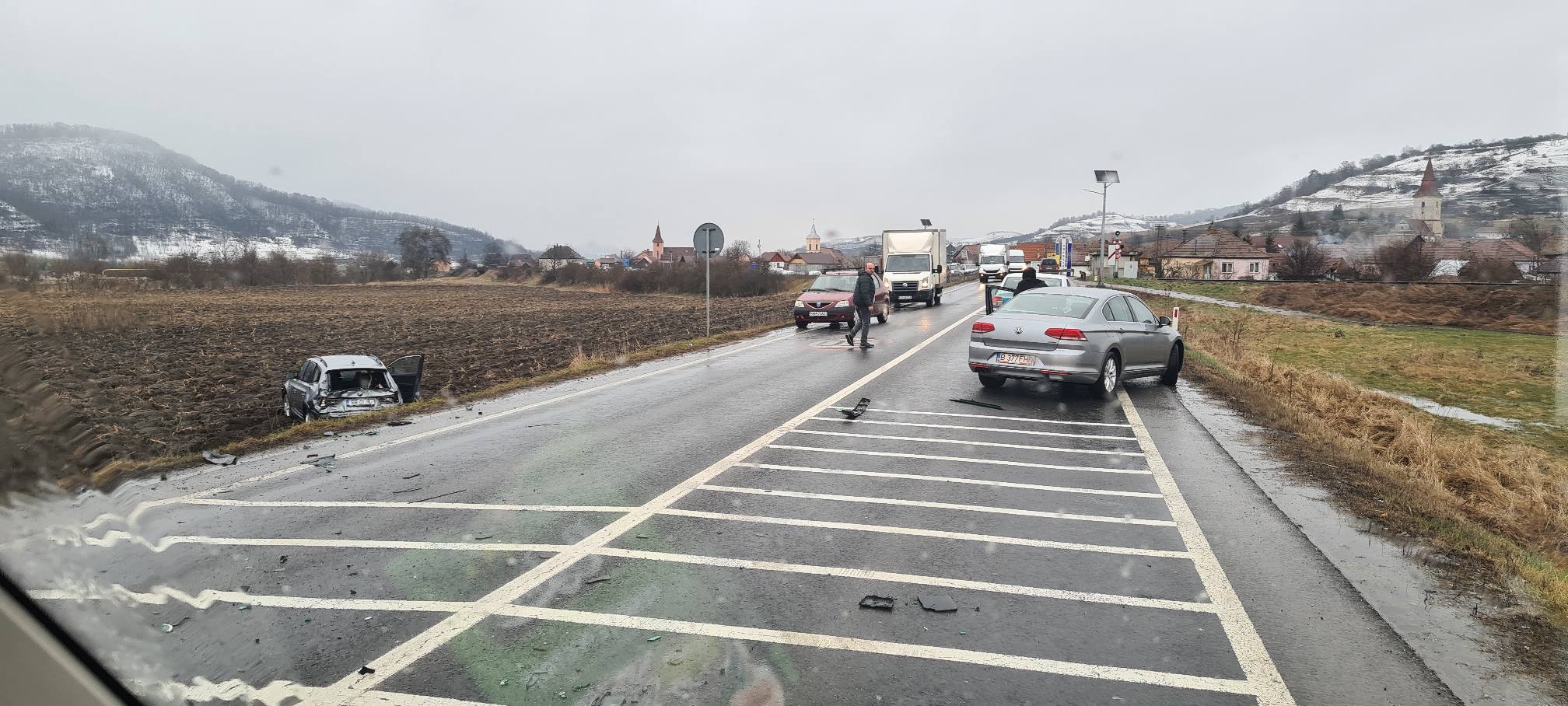 FOTO: Patru persoane rănite într-un accident pe Drumul Național 14, la intrarea în Agârbiciu