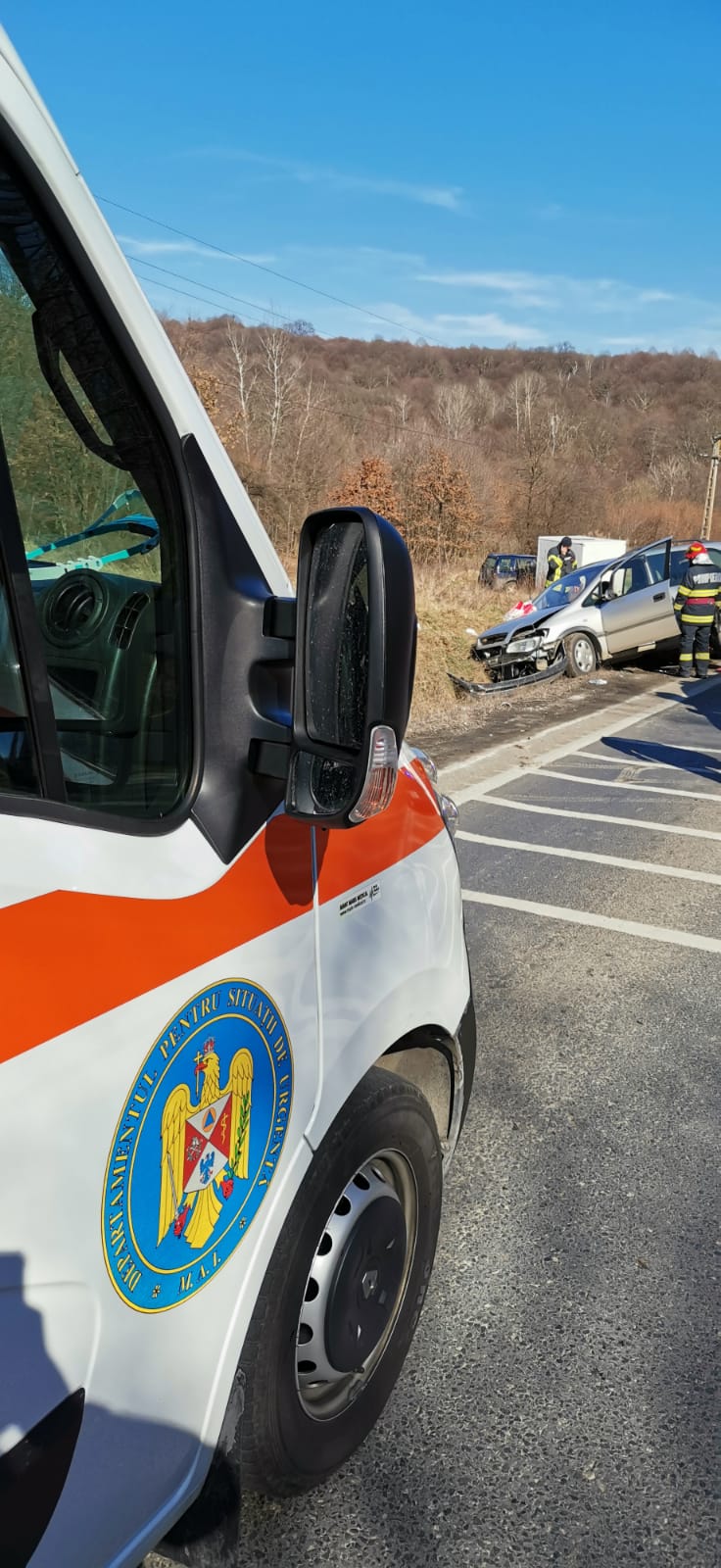 Doi șoferi răniți după o coliziune frontală în zona Hula Bradului