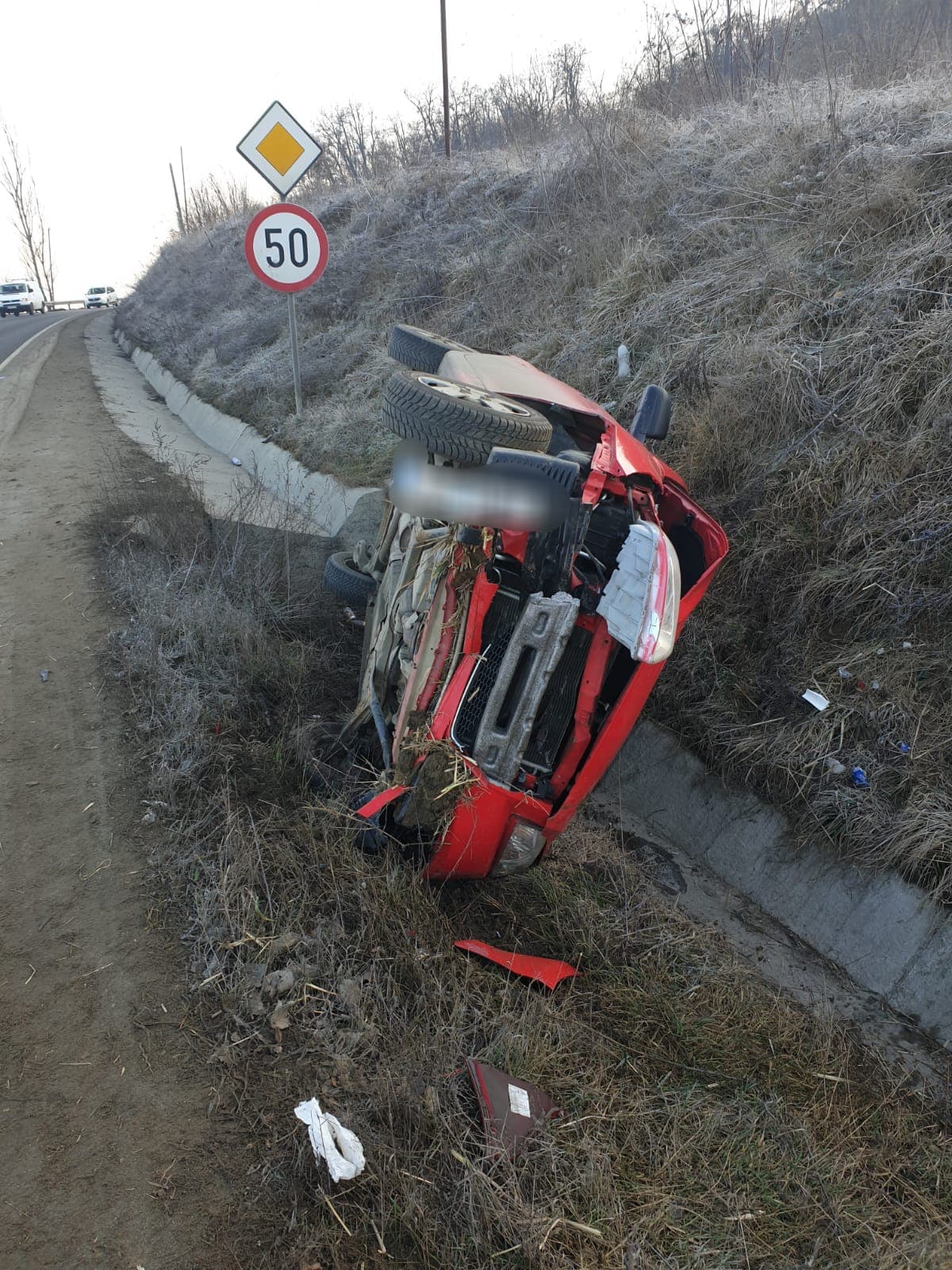 FOTO: Autoturism răsturnat pe DN 14