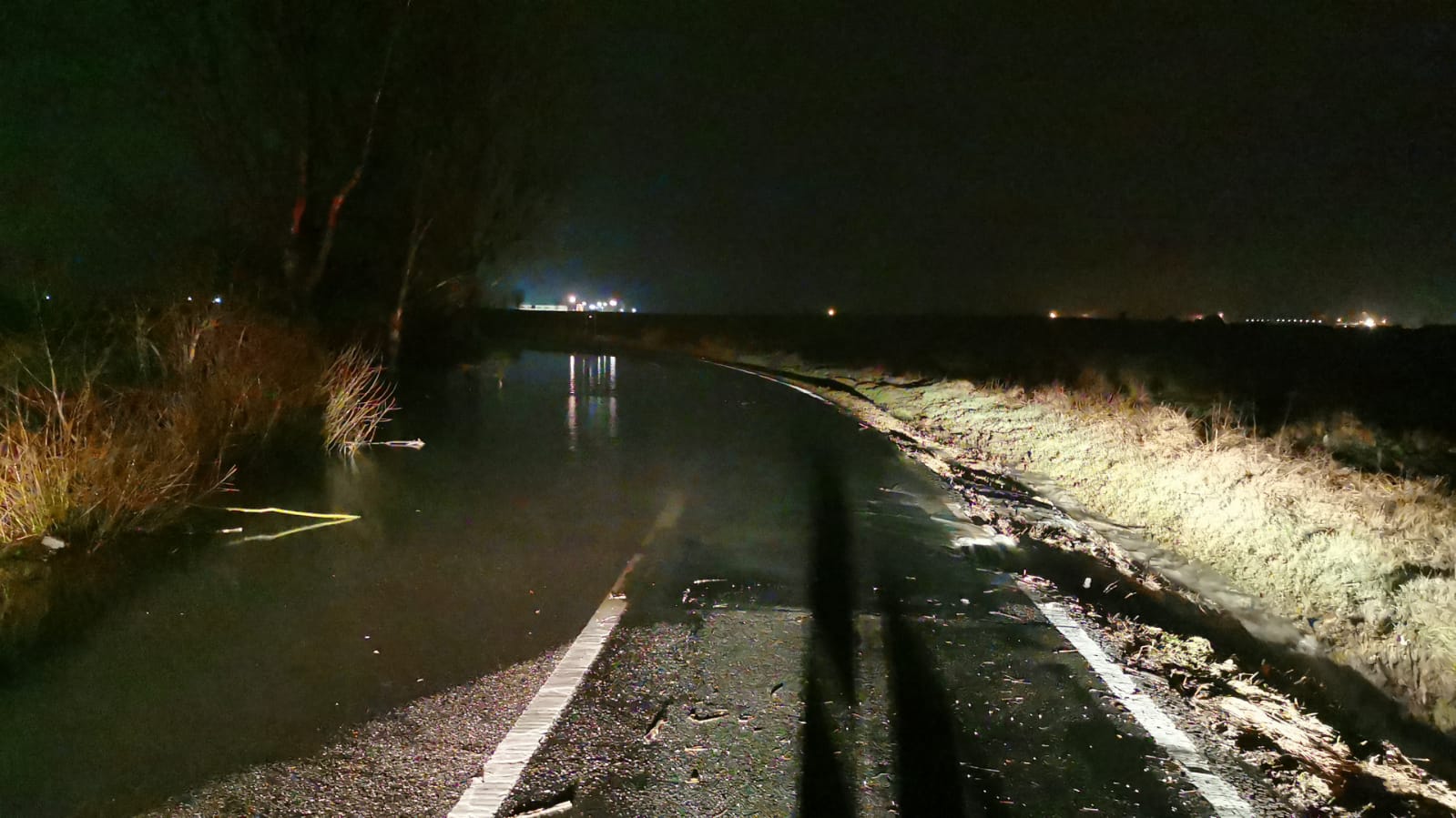 FOTO: Calea Șurii Mici, blocată de apă. Traficul este deviat