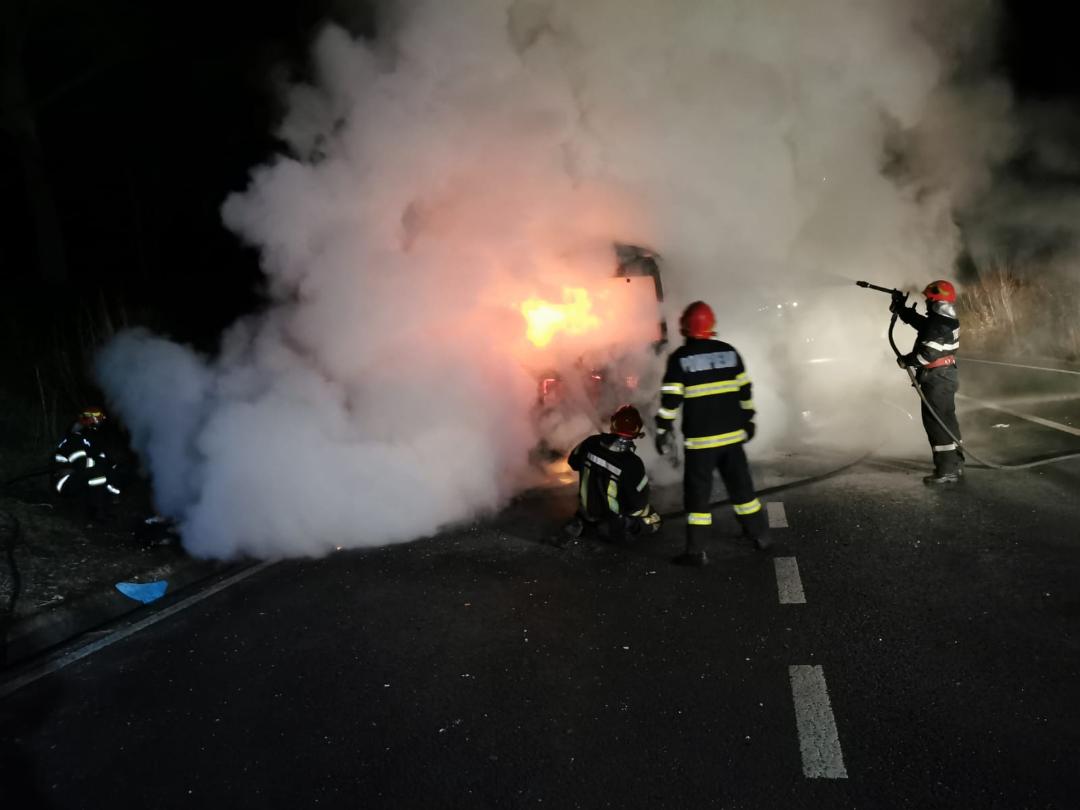 FOTO: Camion încărcat cu cherestea, cuprins de flăcări pe DN 14