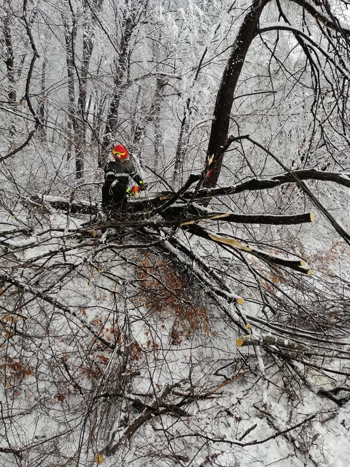 FOTO: Ninsoarea și viscolul au blocat mai multe drumuri din județ