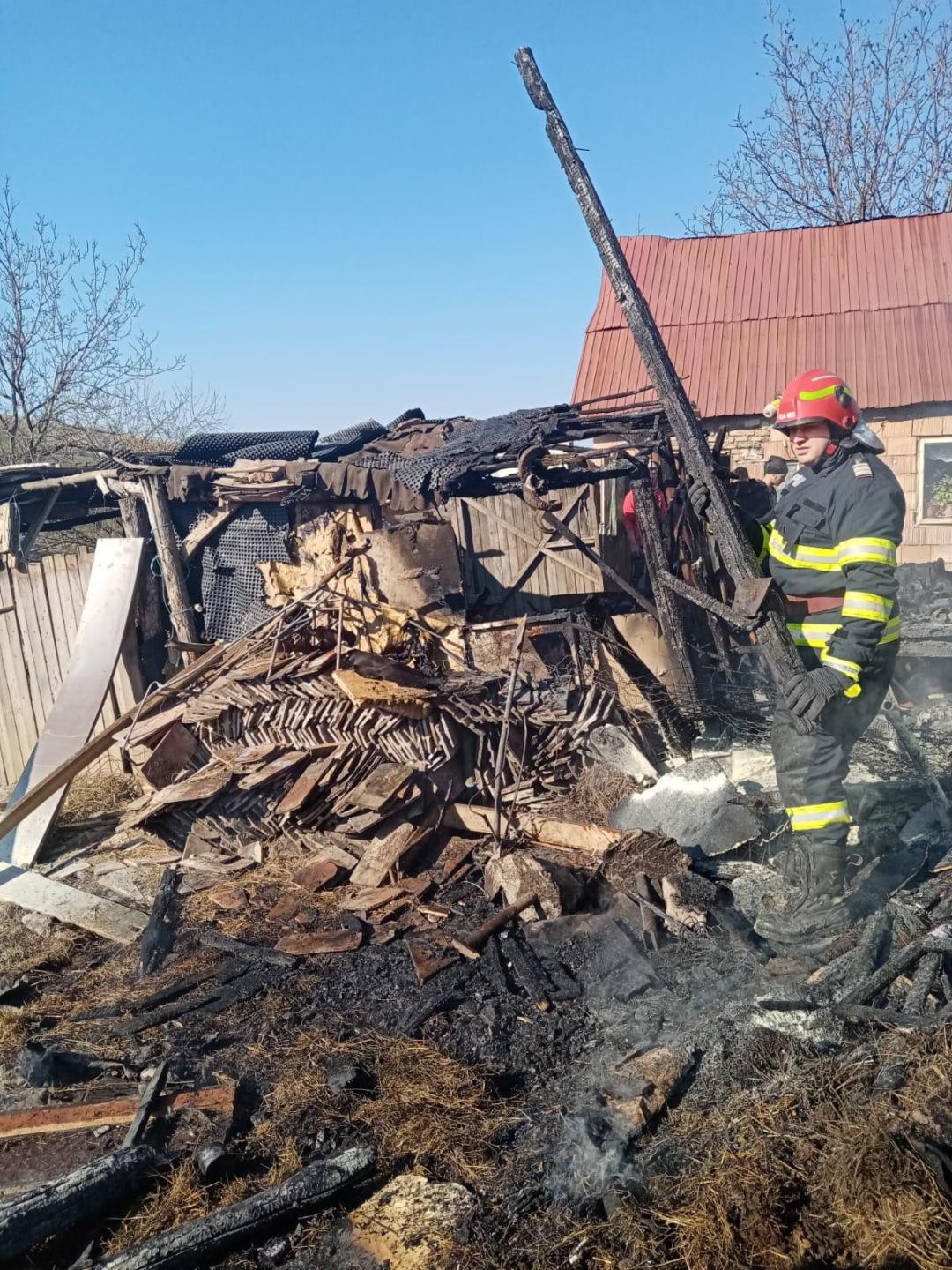 FOTO: Anexă gospodărească din Boian, cuprinsă de flăcări