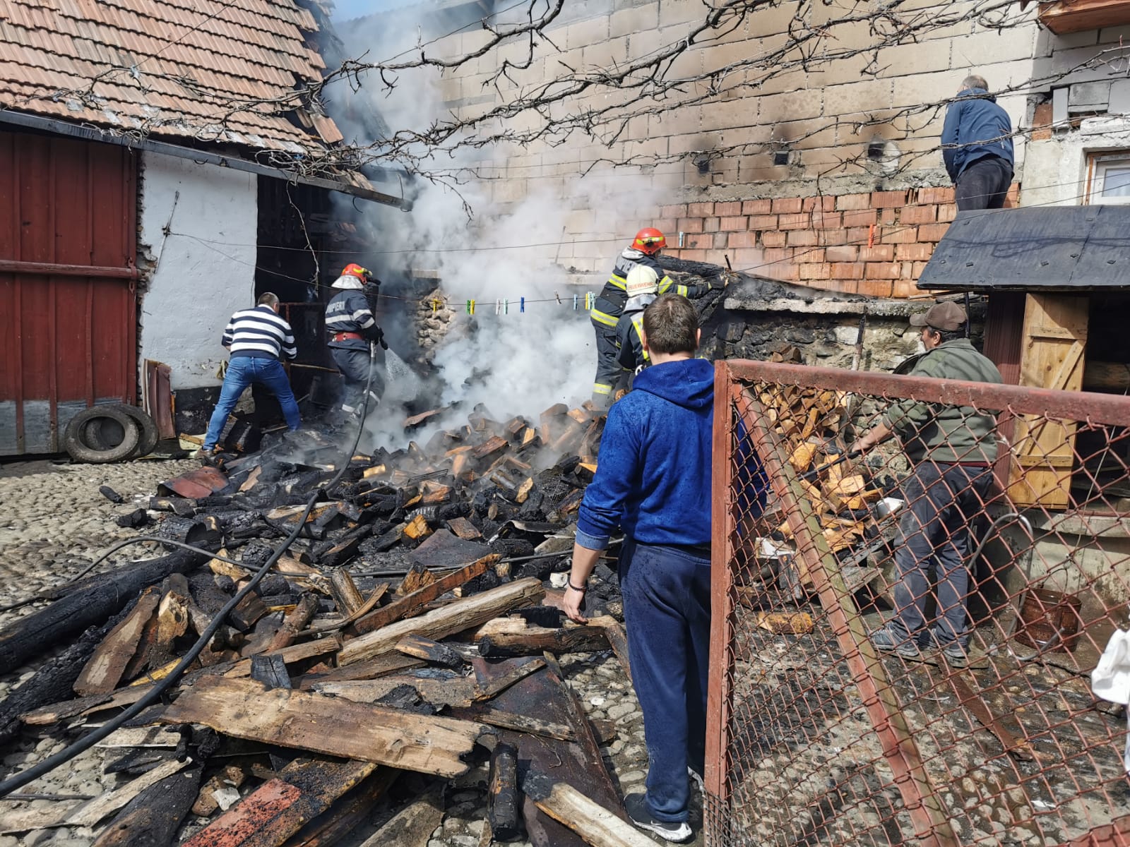 FOTO: Incendiu la o magazie de lemne și șură, în Boița