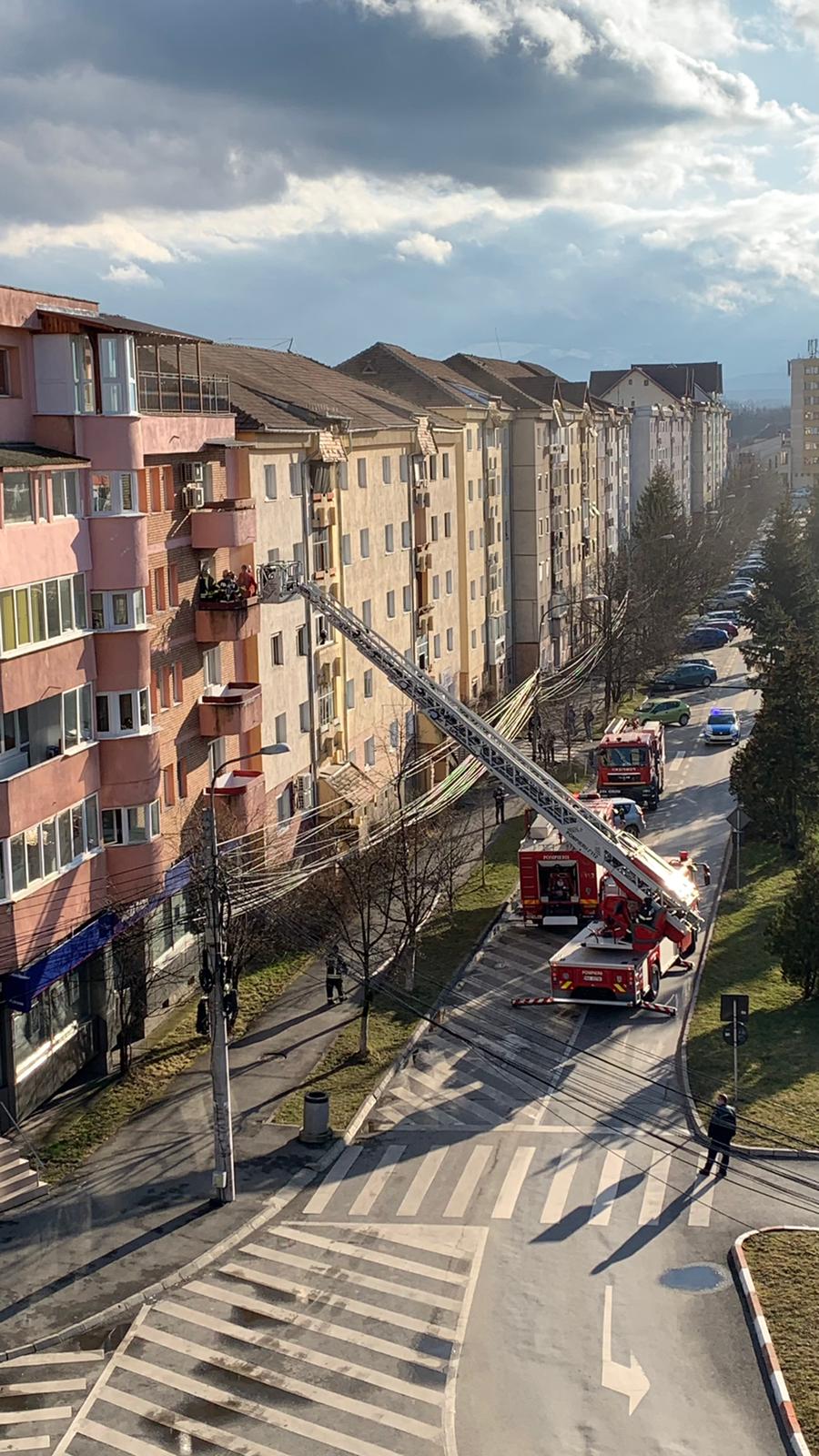 FOTO: Incendiu într-un bloc din Sibiu. Două persoane s-au intoxicat cu fum
