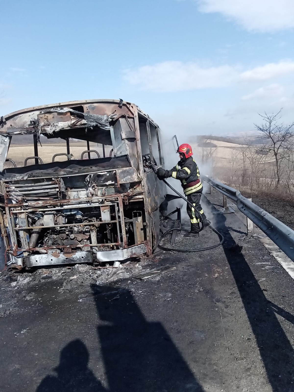 FOTO: Un autobuz a ars în totalitate în urma unui incendiu