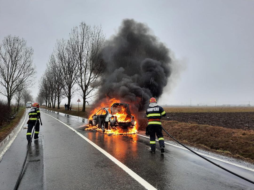 FOTO: Un autoturism a ars în întregime pe Calea Șurii Mici