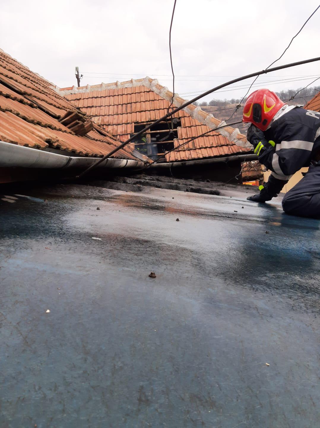 Incendiu în camera unei locuințe din Mediaș
