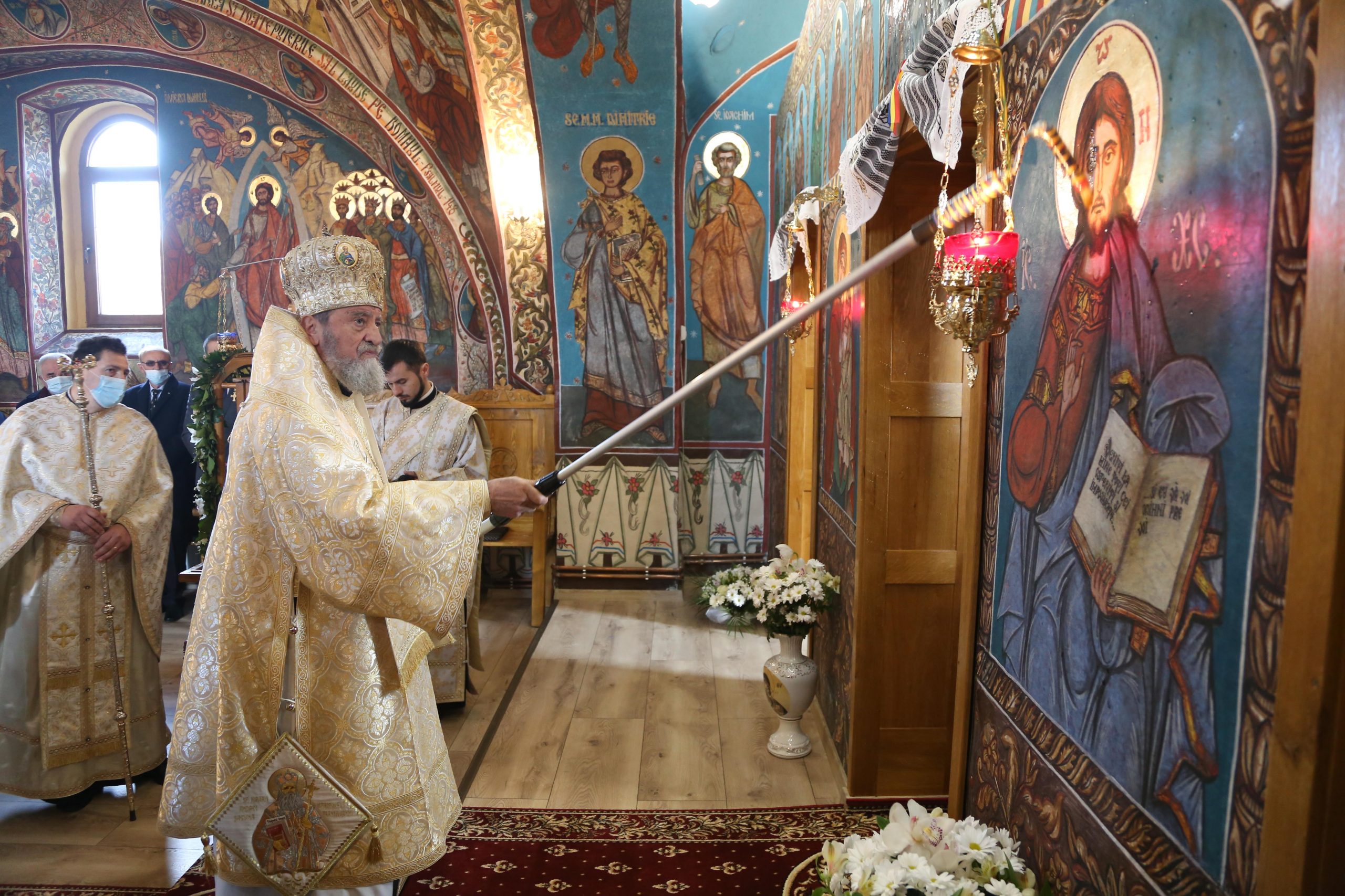 Mitropolitul Ardealului a sfințit pictura bisericii din Șaroșu pe Târnave